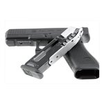 Chargeur du Glock 17 Gen5 à plombs posé contre le pistolet, puits de chargeur ouvert