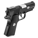 Colt Defender vu de trois quarts arrière, crosse quadrillée et médaillon Colt
