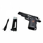 Bruni US Combat 1911 noir avec son chargeur sorti et une clé posés à côté