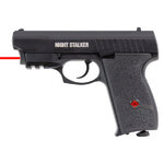 Pistolet Crosman Night Stalker noir vu du côté gauche, faisceau laser rouge allumé sous le canon