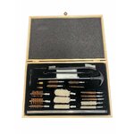 Kit de nettoyage 24 pièces vu de dessus dans son coffret en bois, couvercle garni de mousse