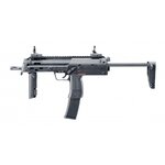 Réplique airsoft HK MP7 vue du côté gauche, crosse déployée, hausse et guidon sur le rail supérieur