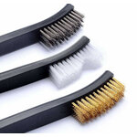 Gros plan sur les têtes de trois brosses : poils gris, blancs et dorés