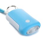 Alarme porte-clés bleue et blanche vue de trois quarts, bouton sur le dessus et deux LED à l’avant
