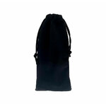Pochette en velours noir resserrée par son cordon coulissant, vue de face