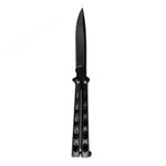 Couteau papillon noir vu à la verticale, lame noire vers le haut et loquet à l’extrémité du manche