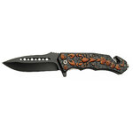 Couteau pliant ouvert, lame noire percée de huit trous, manche noir orné d’un scorpion et de crânes orange