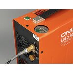 Dessus du compresseur Onix : interrupteur, bouton vert marche/arrêt, manomètre et sortie d’air