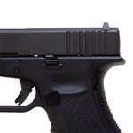 Gros plan sur l’arrière de la culasse striée et la poignée du pistolet Glock 17 Gen 4