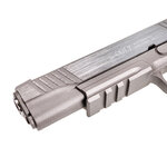 Gros plan sur l’avant du Colt Rail Gun : marquage Colt sur la culasse brossée et rail sous le canon