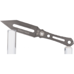 Couteau de lancer K25 vu de profil, face marquée titanium coated, lame et manche ajourés
