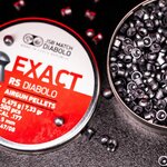 Couvercle JSB Exact RS Diabolo posé à côté de la boîte ouverte remplie de plombs
