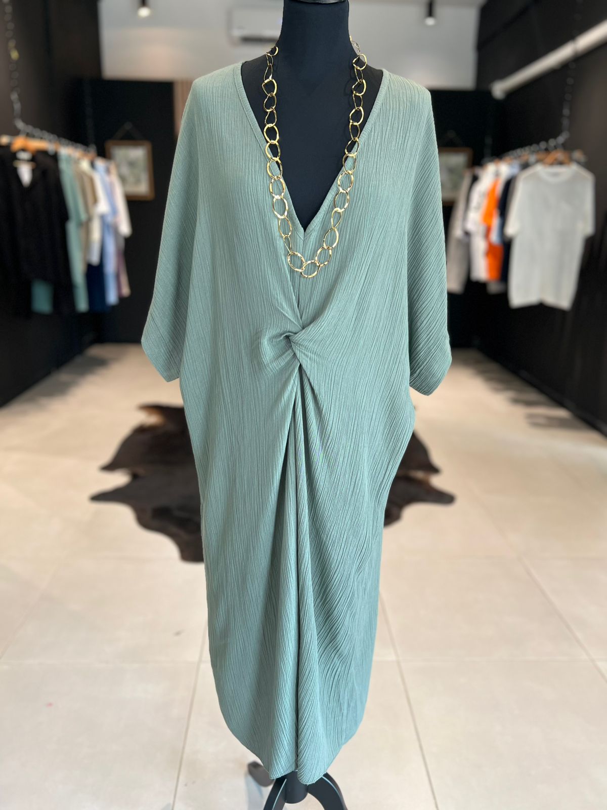 Robe longue fluide plissée vert d’eau avec nœud – Coupe ample élégante PERLE DES ILES 974