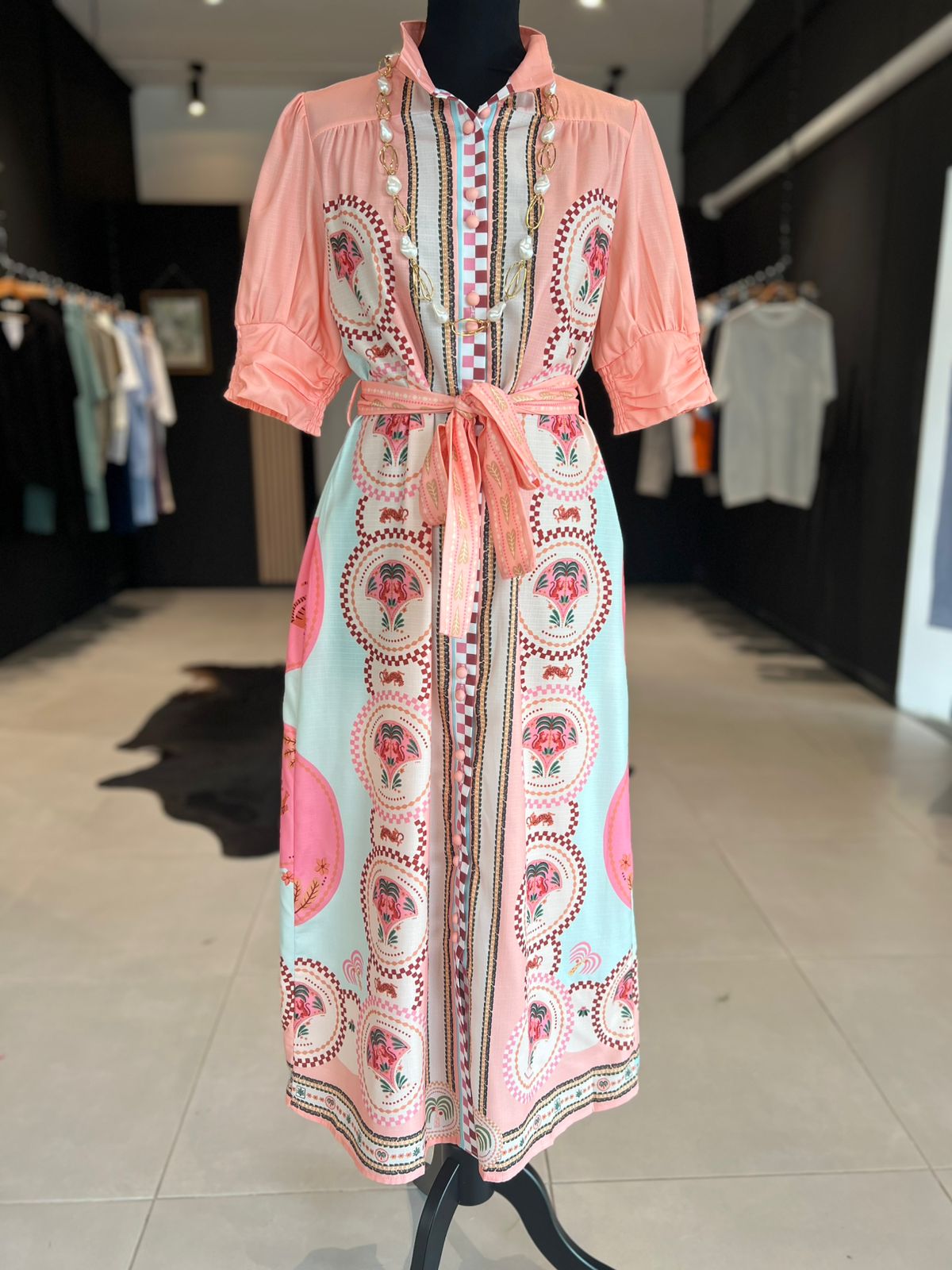 Robe longue bohème chic rose et pastel avec ceinture. Fluide, élégante et féminine pour toutes occasions.