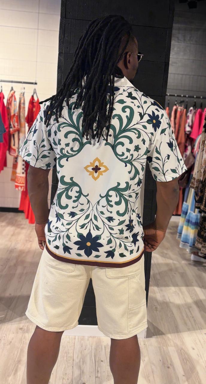 Chemise homme PALERMO à imprimé floral vert et beige. Légère, élégante et idéale pour un look estival chic. Disponible sur Perle des Îles.