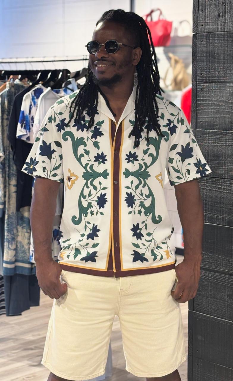 Chemise homme PALERMO à imprimé floral vert et beige. Légère, élégante et idéale pour un look estival chic. Disponible sur Perle des Îles.