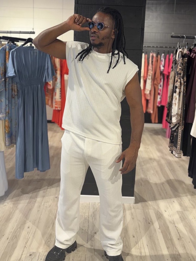 Ensemble homme CHRIS blanc texturé avec haut sans manches et pantalon fluide. Élégant, confortable et idéal pour un look chic moderne. Disponible sur Perle des Îles.