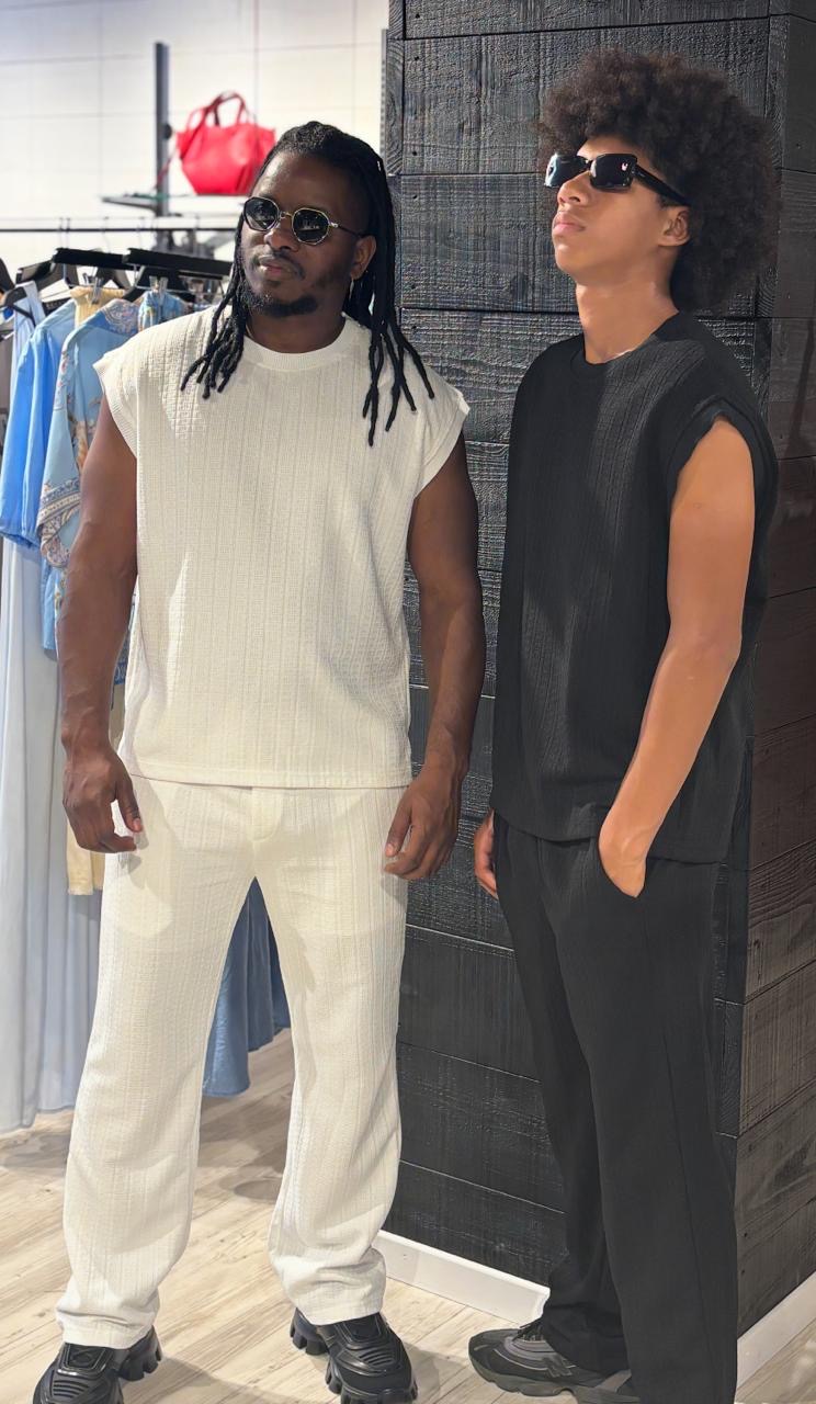 Ensemble homme CHRIS blanc texturé avec haut sans manches et pantalon fluide. Élégant, confortable et idéal pour un look chic moderne. Disponible sur Perle des Îles.