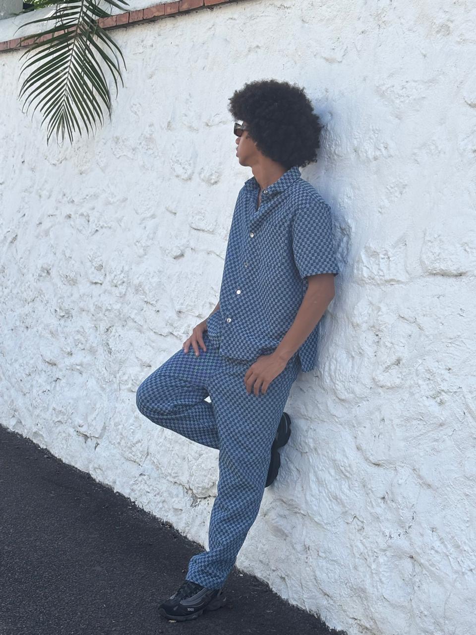 Ensemble homme damier bleu MILANO chemise et pantalon assortis. Léger, confortable et tendance pour un look chic et moderne. Disponible sur Perle des Îles.