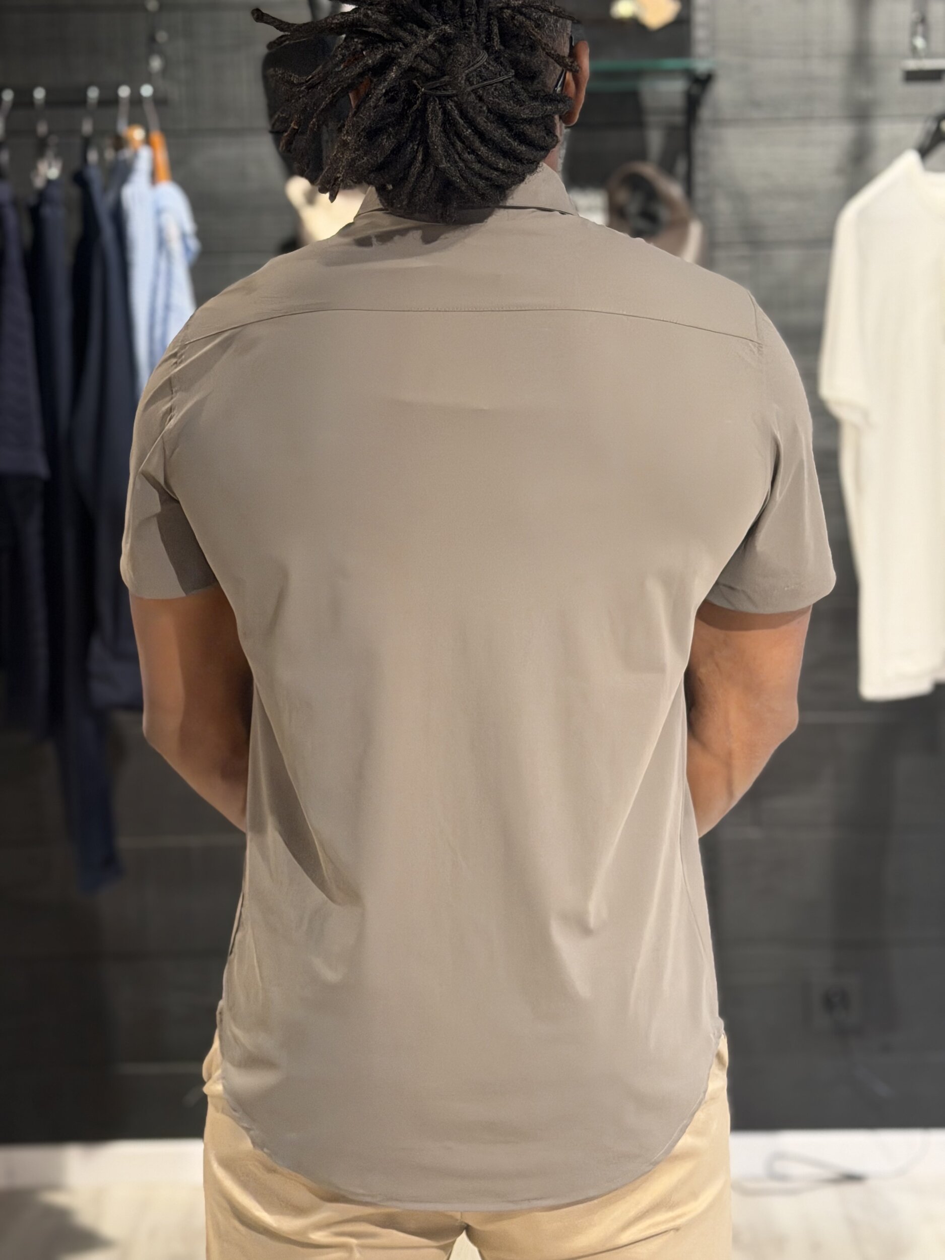 Chemise homme JAY taupe à manches courtes – Perle des Îles La Réunion