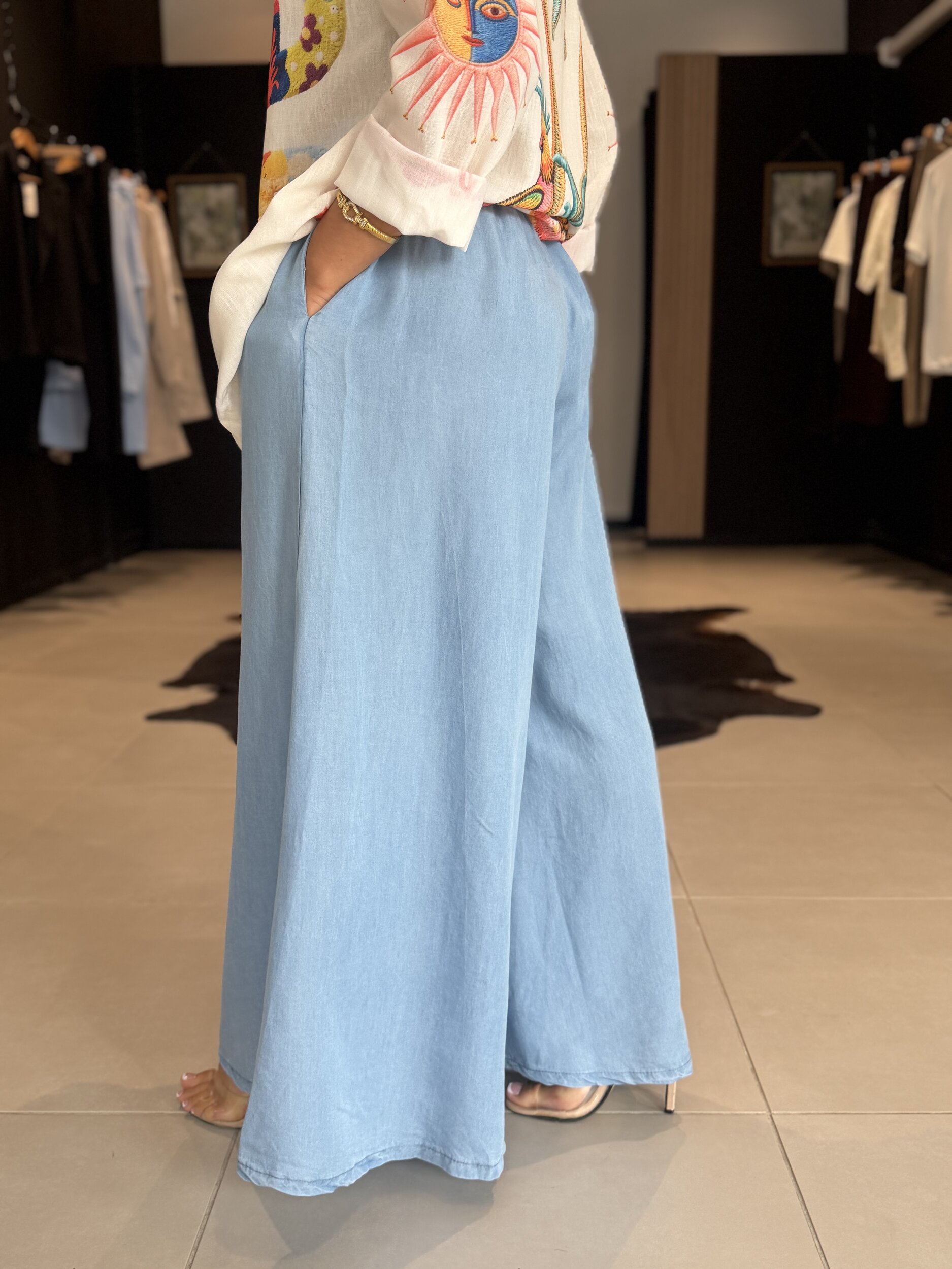 Jean femme INES bleu clair à coupe wide leg très large perle des iles 974