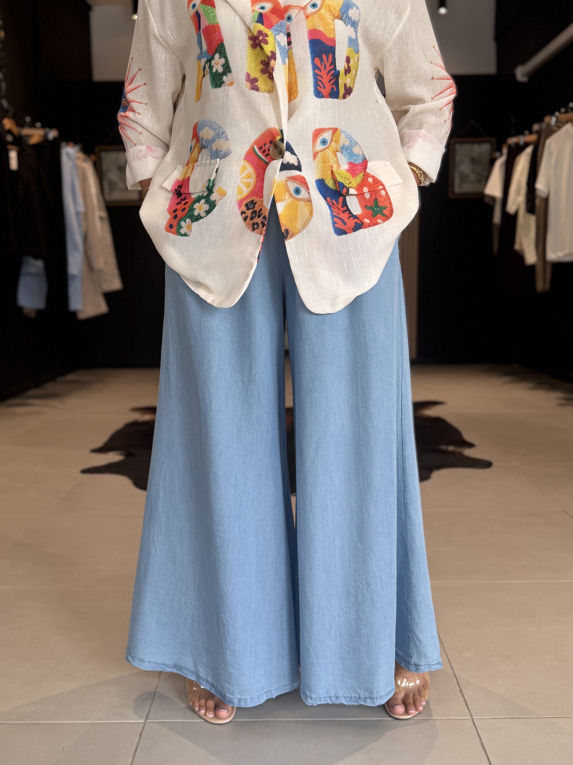 Jean femme INES bleu clair à coupe wide leg très large perle des iles 974