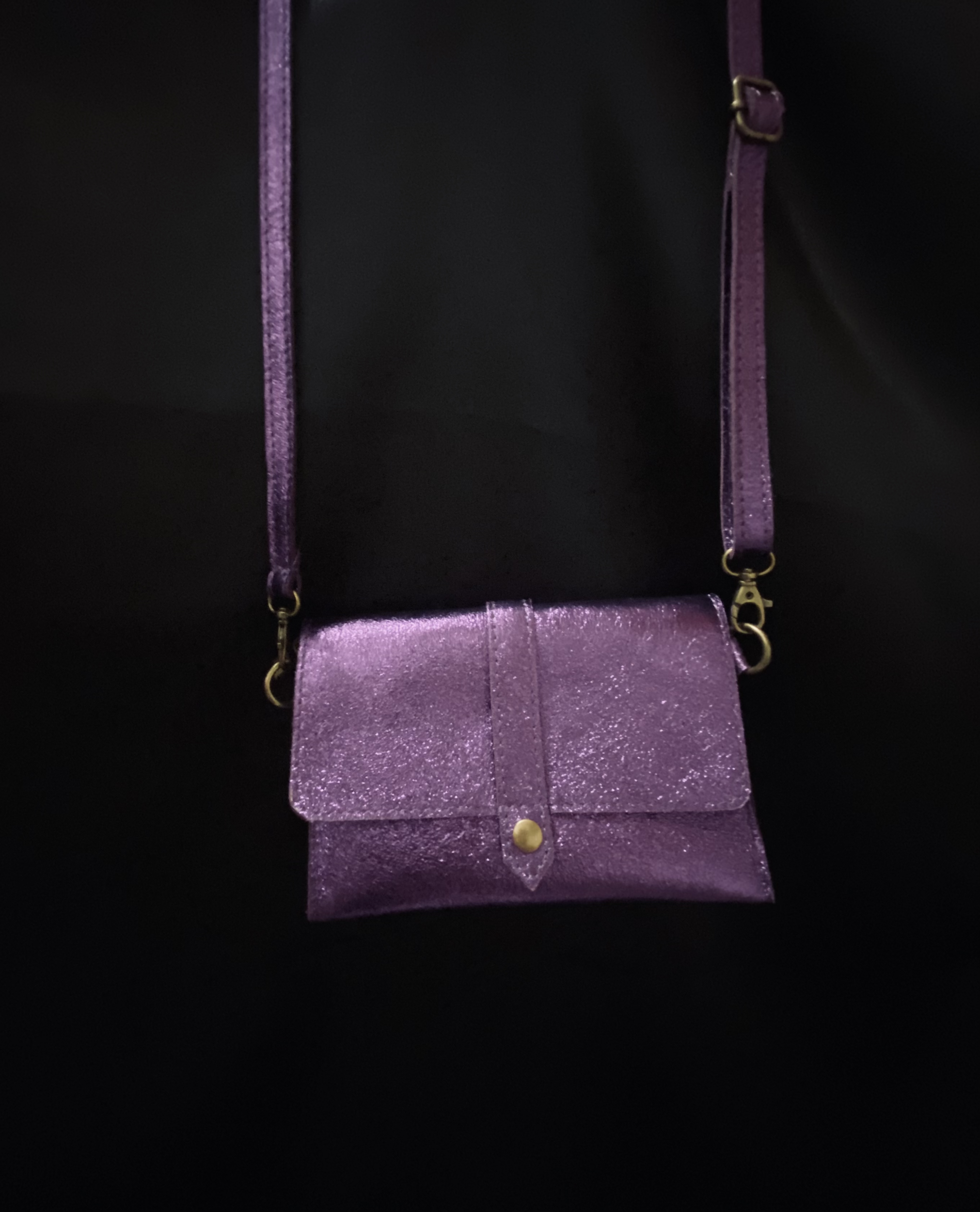 sac violet porté travers 100% CUIR PERLE DES ILES 974