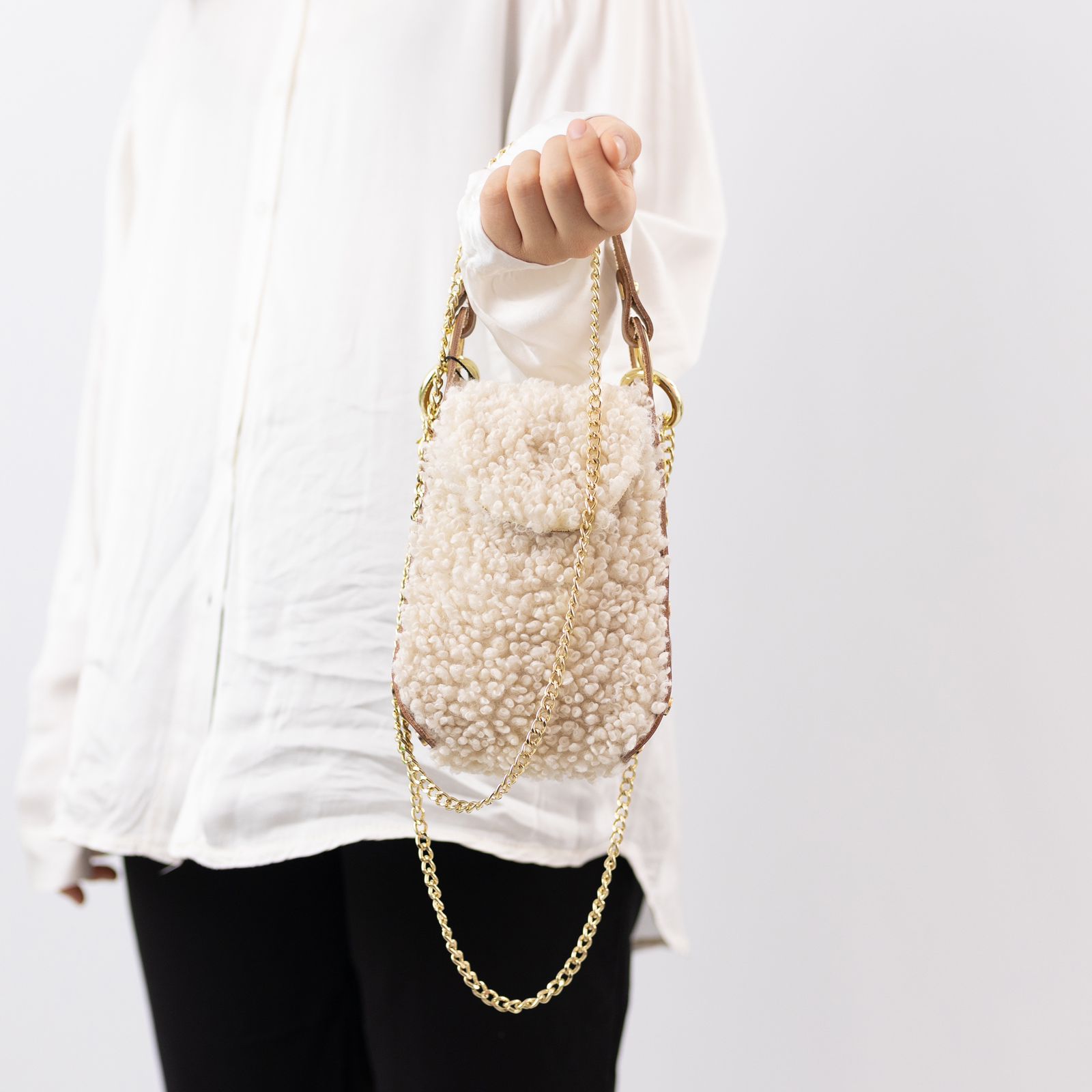 sac a main  gold dore perle des iles 974 telephone fourrure mouton blanche