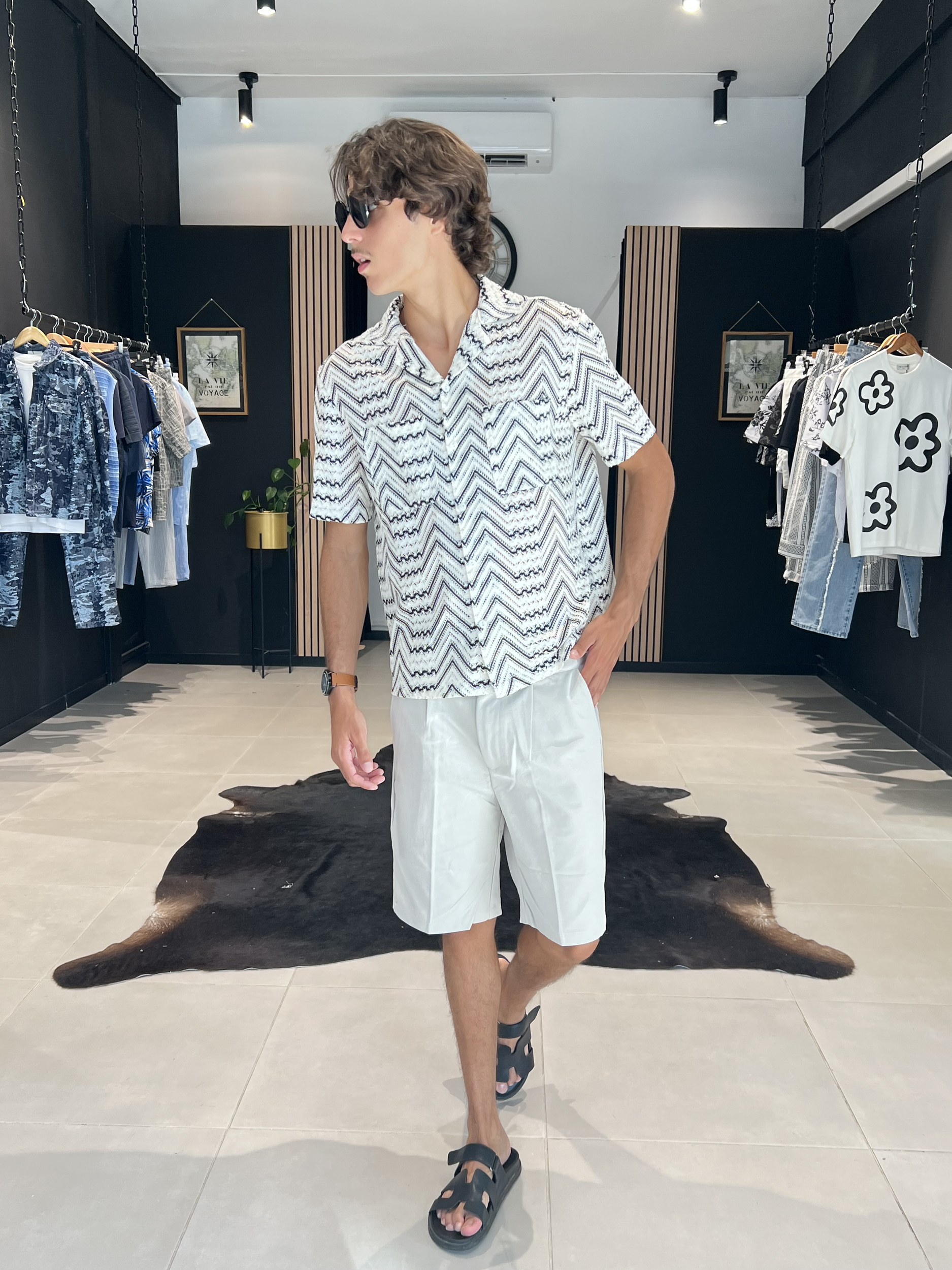 chemise geometrique  et short beige pour homme – tenue estivale tendance vendue saint pierre à La Réunion