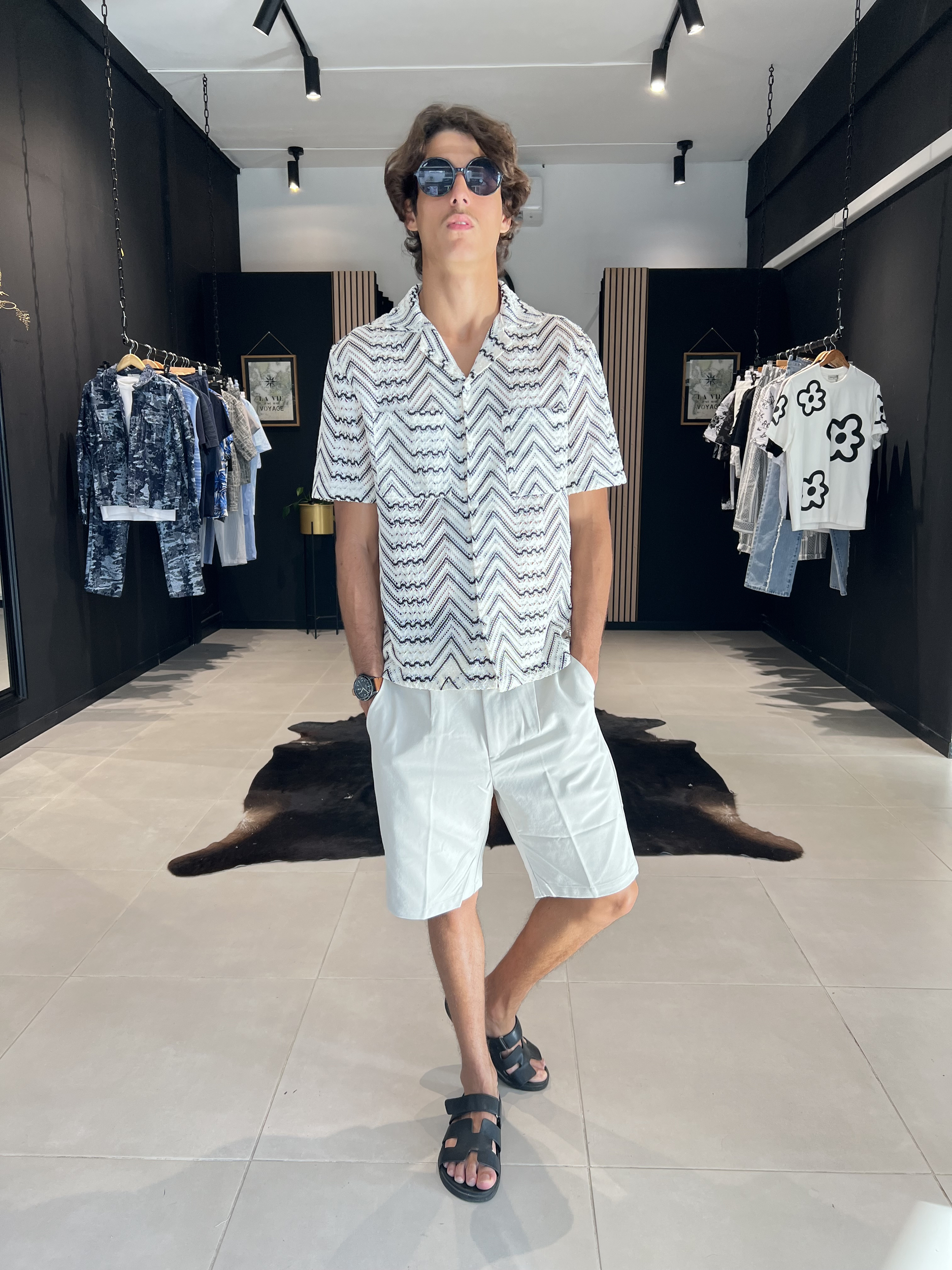 chemise geometrique  et short beige pour homme – tenue estivale tendance vendue saint pierre à La Réunion