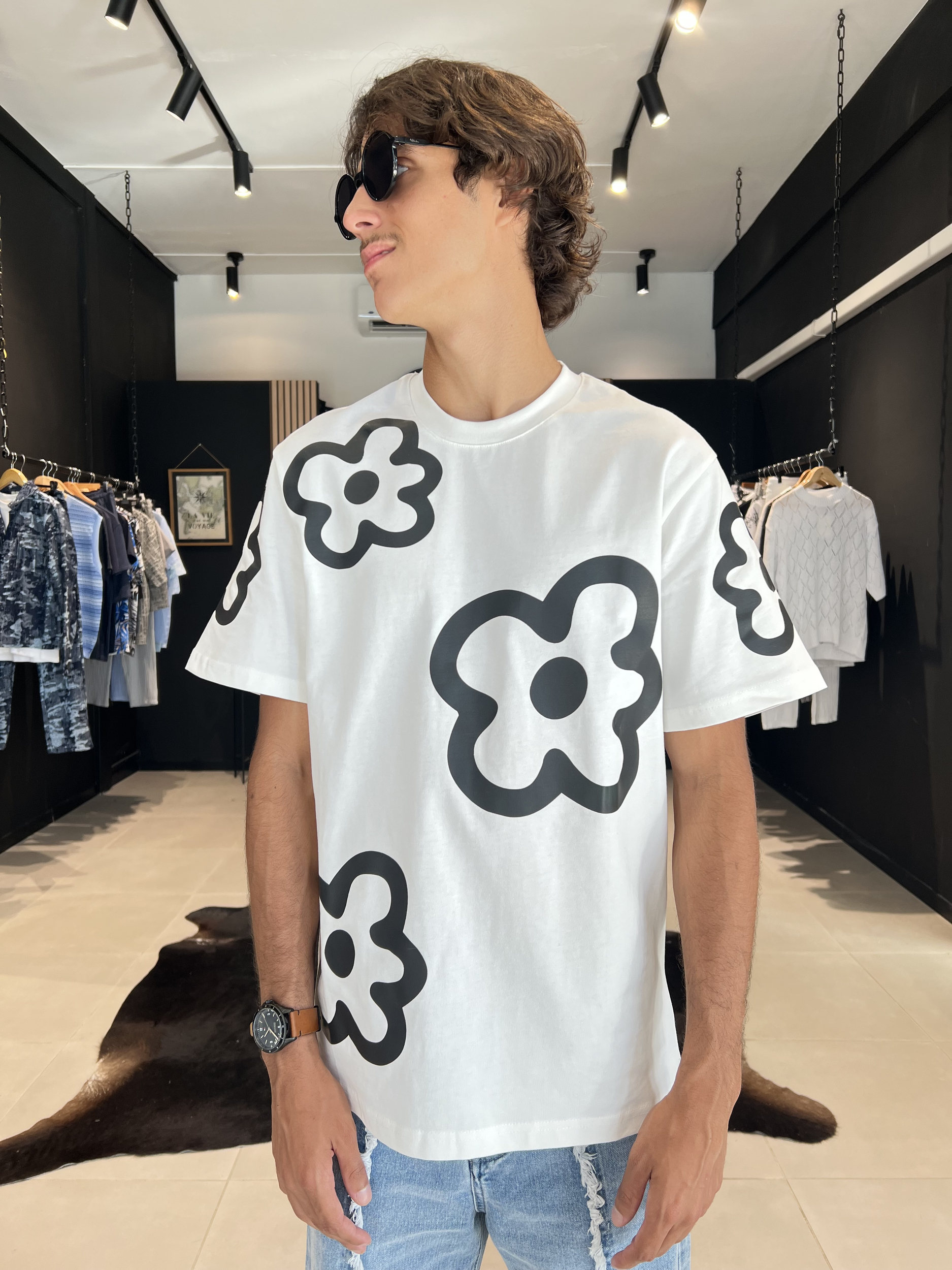 tee shirt blanc fleur noir pour homme – tenue estivale tendance vendue saint pierre à La Réunion