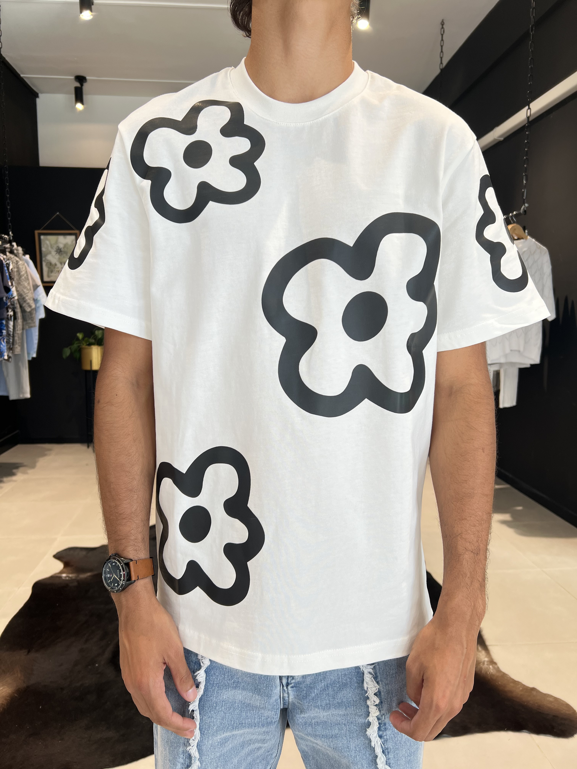 tee shirt blanc fleur noir pour homme – tenue estivale tendance vendue saint pierre à La Réunion