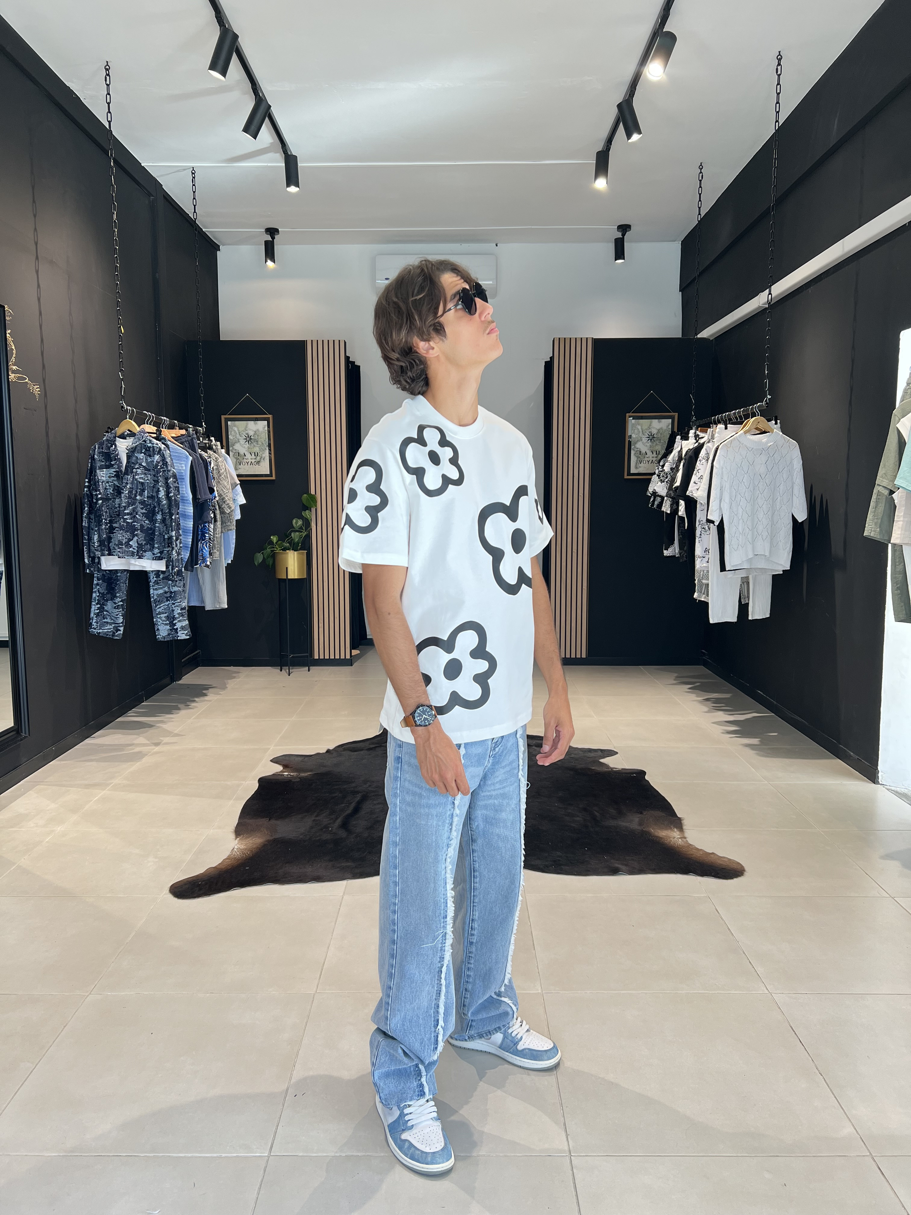 tee shirt blanc fleur noir pour homme – tenue estivale tendance vendue saint pierre à La Réunion