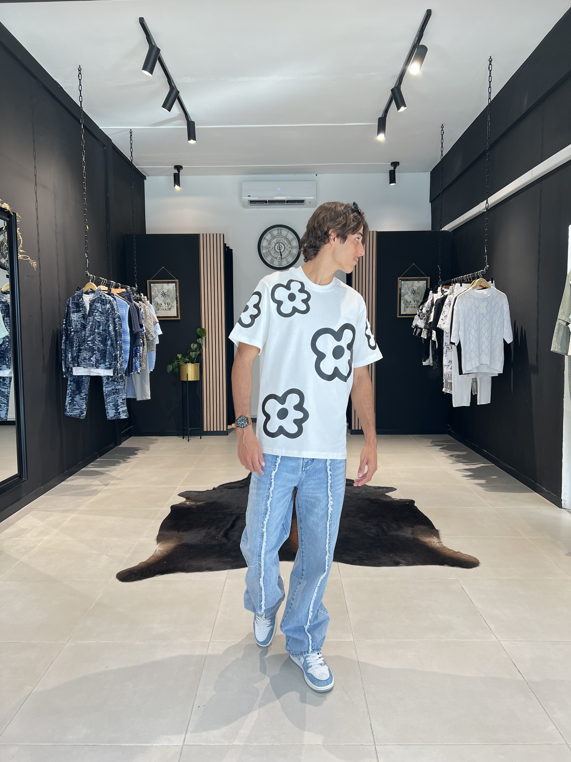 tee shirt blanc fleur noir et jean effiloche bleu pour homme – tenue estivale tendance vendue saint pierre à La Réunion