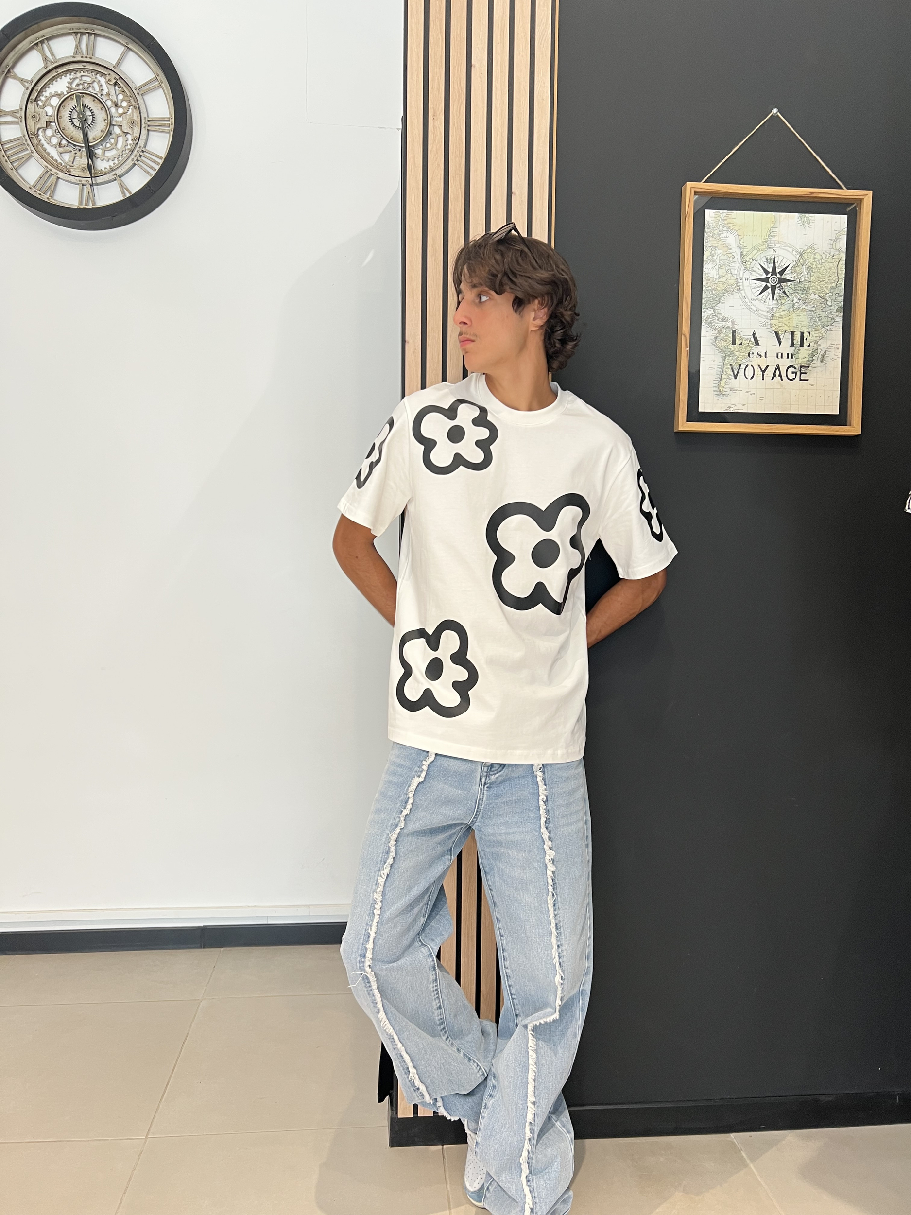 tee shirt blanc fleur noir et jean effiloche bleu pour homme – tenue estivale tendance vendue saint pierre à La Réunion