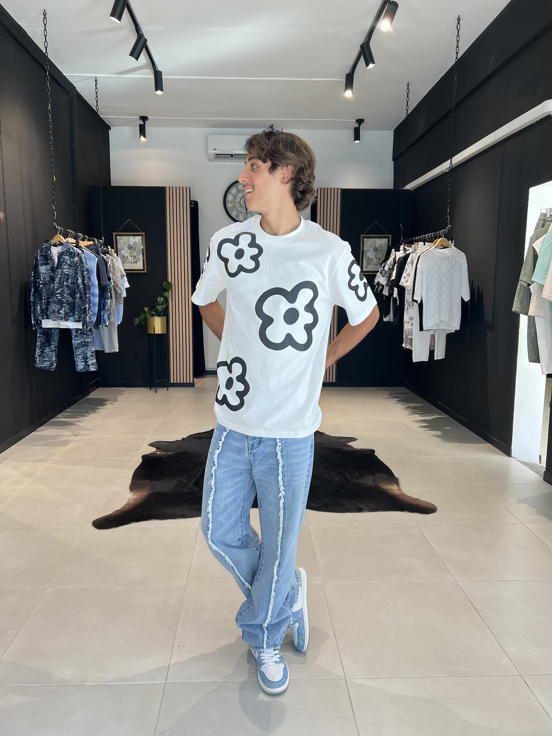 tee shirt blanc fleur noir et jean effiloche bleu pour homme – tenue estivale tendance vendue saint pierre à La Réunion