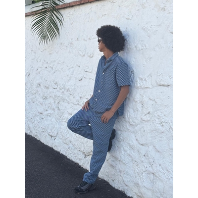 Ensemble homme damier bleu MILANO chemise et pantalon assortis. Léger, confortable et tendance pour un look chic et moderne. Disponible sur Perle des Îles.