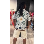 Chemise homme PALERMO à imprimé floral vert et beige. Légère, élégante et idéale pour un look estival chic. Disponible sur Perle des Îles.