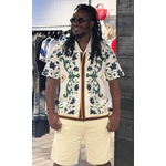 Chemise homme PALERMO à imprimé floral vert et beige. Légère, élégante et idéale pour un look estival chic. Disponible sur Perle des Îles.
