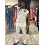 Ensemble homme CHRIS blanc texturé avec haut sans manches et pantalon fluide. Élégant, confortable et idéal pour un look chic moderne. Disponible sur Perle des Îles.