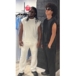 Ensemble homme CHRIS blanc texturé avec haut sans manches et pantalon fluide. Élégant, confortable et idéal pour un look chic moderne. Disponible sur Perle des Îles.