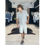 chemise geometrique  et short beige pour homme – tenue estivale tendance vendue saint pierre à La Réunion