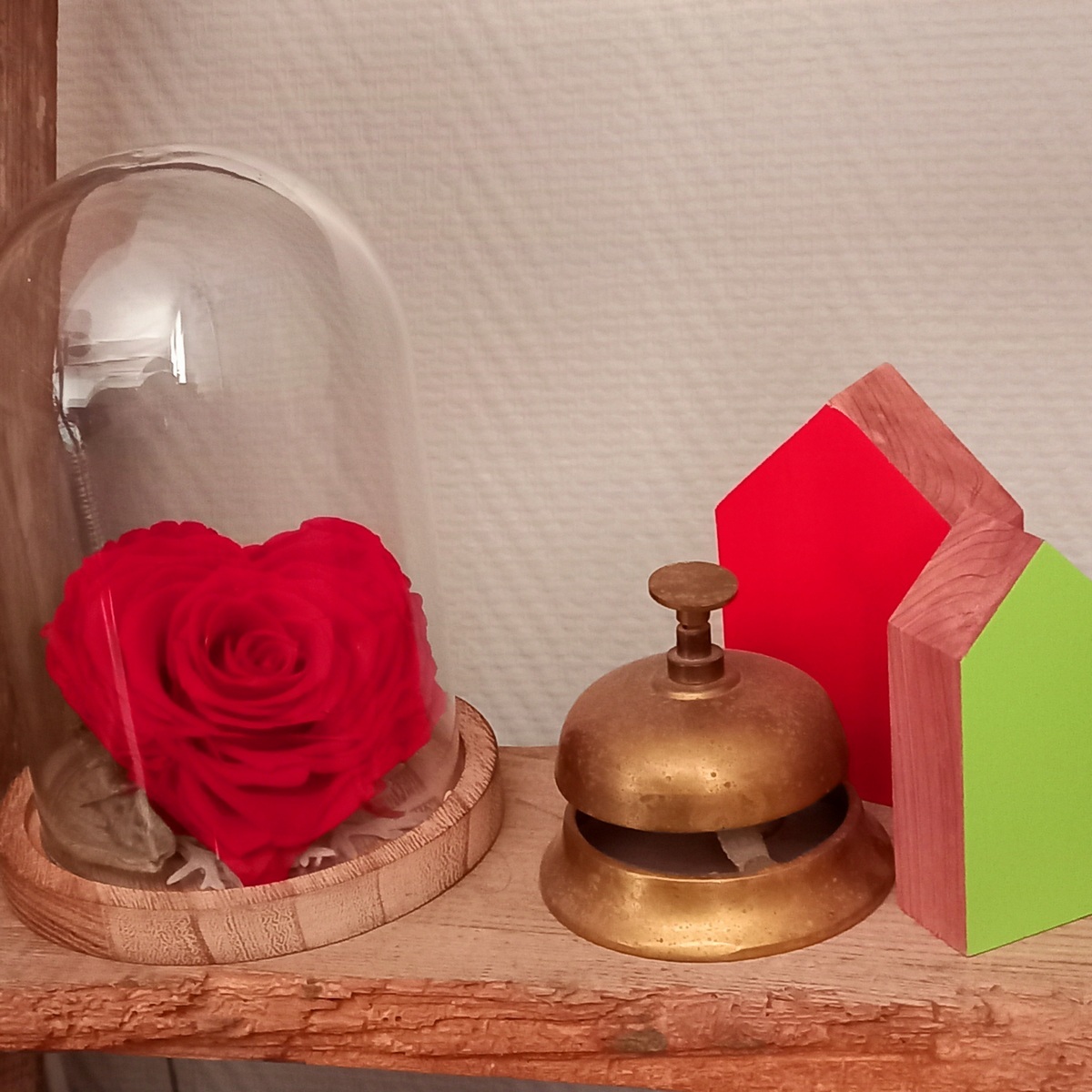 compostion florale rose eternelle rouge saint valentin. une idee cadeau chez ugo et lea realisee par un artisan fleuriste à dreux et rambouillet (2)