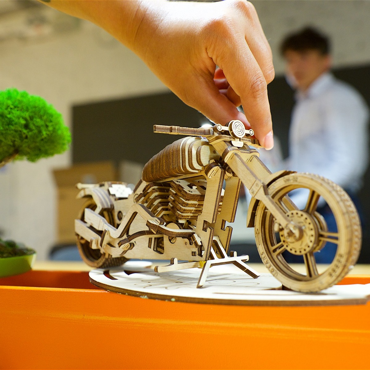 UGEARS Puzzle 3D Moto Miniature - Moto Compact Scooter Pliant Maquette en  Bois à Construire Casse-tête