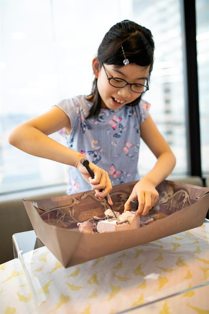 Une enfant qui fait une activitée manuelle