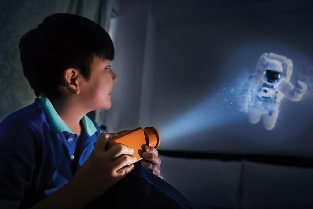 un enfant qui eclaire un astronaute avec une lampe