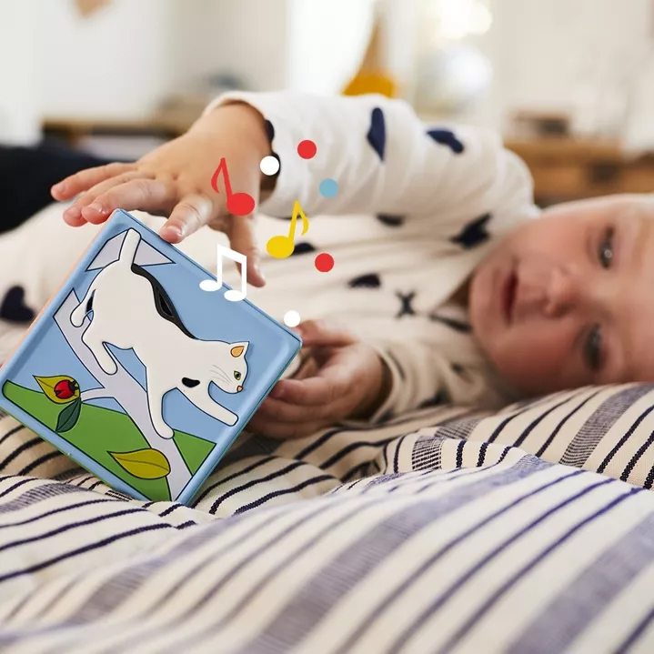 Bébé dans un lit avec une boîte musicale