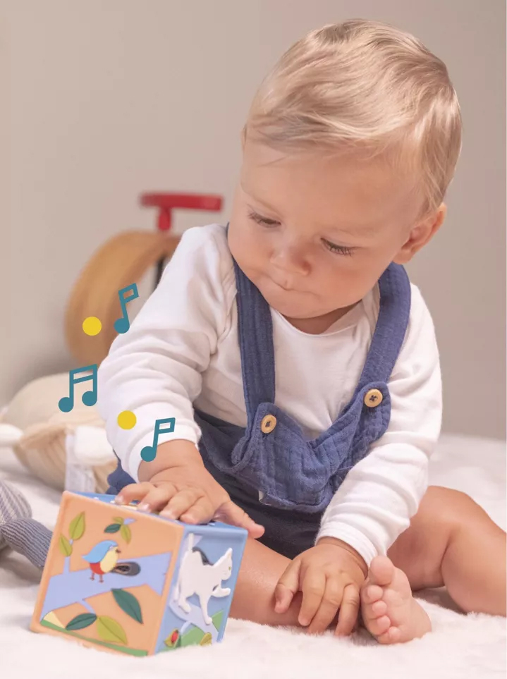 Bébé qui joue avec une boîte musicale