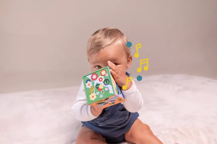 Bébé avec une boîte musicale
