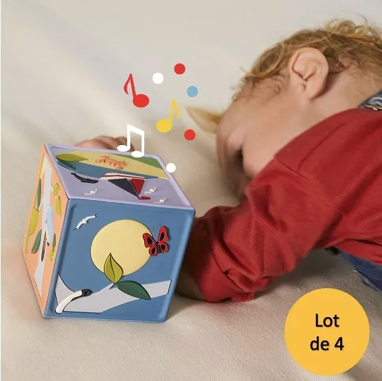 Bébé qui dort avec une boîte à musique